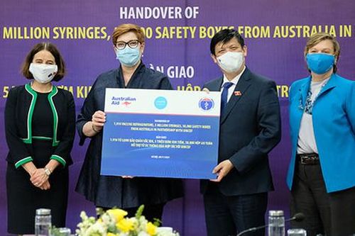 Bộ trưởng Bộ Y tế tiếp nhận hỗ trợ thiết bị, vật tư phục vụ tiêm chủng vaccine phòng COVID-19