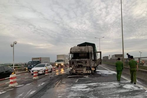 Dập tắt đám cháy xe container trên cầu Thanh Trì