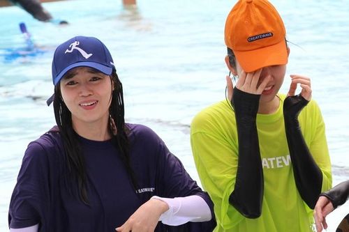 Các thành viên Running Man bị vòi rồng phun nước vào mặt