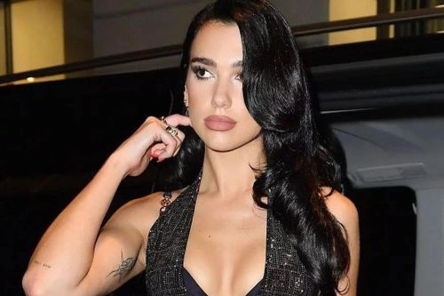 Dua Lipa dùng bàn chải đánh răng để làm đẹp
