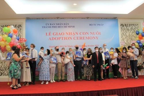 Nên giảm thủ tục nhận nuôi con nuôi