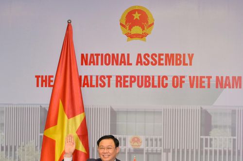 Chủ tịch Quốc hội Vương Đình Huệ chúc mừng Chủ tịch Hạ viện Nhật Bản