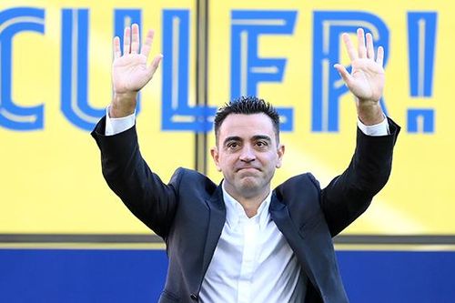 Xavi nhận ghế nóng tại Barcelona