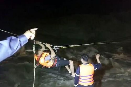 Giải cứu thành công 3 người bị mắc kẹt 14 tiếng dưới chân đập thủy điện