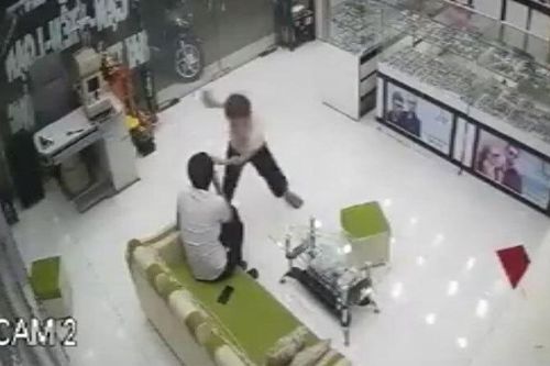 Clip: Anh chồng 'cứng' nhất năm