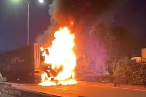 Xe đầu kéo container bốc cháy ngùn ngụt trên cầu Thanh Trì