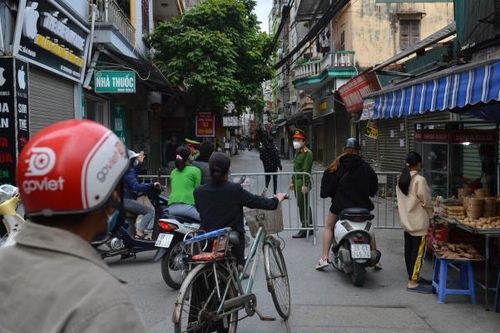 Hà Nội: Dịch Covid-19 diễn biến phức tạp, phong tỏa nhiều ngõ ở phường Phú Đô vì phát hiện hơn 50 F0