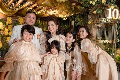Vũ Thu Phương rạng rỡ bên gia đình trong tiệc kỷ niệm 10 năm ngày cưới