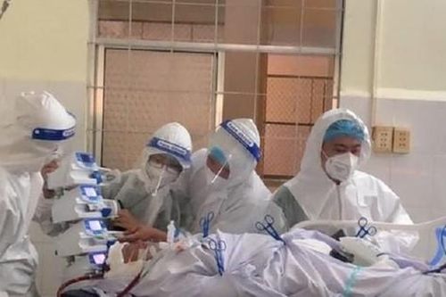 Chuyển bệnh nhân nguy kịch vì COVID-19 từ Sóc Trăng lên TPHCM điều trị