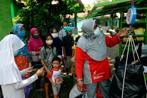 Nữ thủ thư làng quê nghèo cho trẻ em đổi rác lấy sách