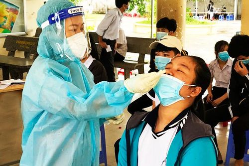 Xét nghiệm tầm soát SARS-CoV-2 cho người dân ở Diên Khánh, Khánh Hòa