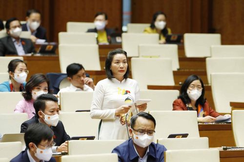 Bên lề Quốc hội: Bộ trưởng không né tránh những câu hỏi khó