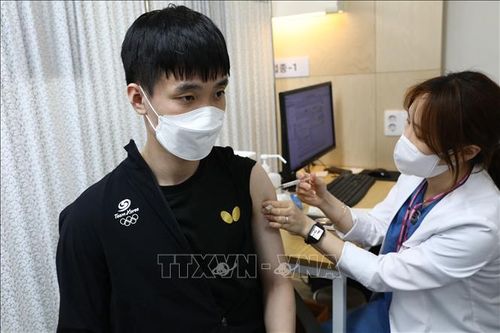 Hàn Quốc: Kêu gọi tiêm mũi vaccine tăng cường phòng COVID-19