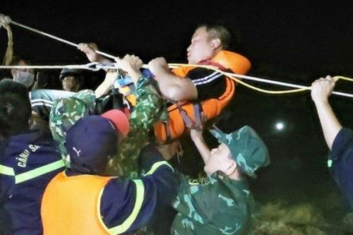 Nghẹt thở màn giải cứu 3 người bị mắc kẹt 16 tiếng ở đập thủy điện