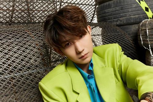 Sinh nhật thứ 21: Vương Nguyên diện vest xanh bạc hà mừng tuổi mới, còn được TFBOYS làm điều này