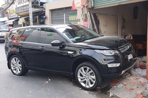 Ô tô Range Rover tông chết người đi bộ, húc sập tường nhà dân