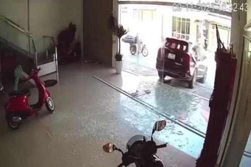 Chồng lùi xe đâm vỡ cửa kính, camera ghi lại cảnh một phút trước thảm họa 'dở khóc dở cười'