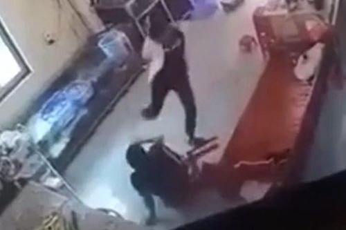 Xôn xao clip nam thanh niên hành hung, đá liên tiếp vào người phụ nữ khiến bất tỉnh