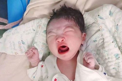 Con sơ sinh vừa chào đời bị y tá tát mạnh đến bật khóc, mẹ vội vàng cảm ơn