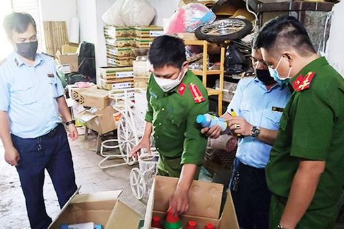 Gia Lai: Tạm giữ hơn 3.600 lít thuốc bảo vệ thực vật chứa hoạt chất cấm sử dụng