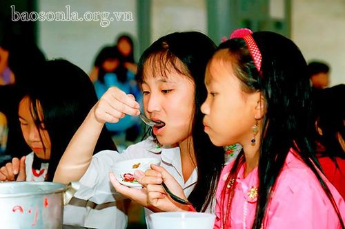 Chăm lo ăn, học cho con trẻ ở trường vùng cao biên giới