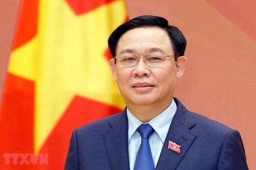 Chủ tịch Quốc hội Vương Đình Huệ chúc mừng Chủ tịch Hạ viện Nhật Bản