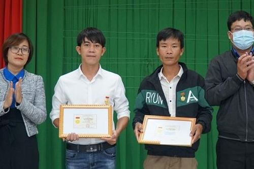 Tặng huy hiệu Tuổi trẻ dũng cảm cho 2 thanh niên cứu người trong lũ