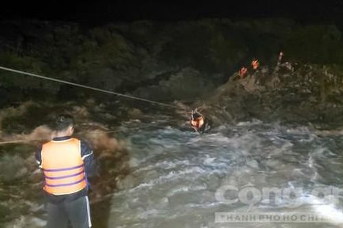 Nghẹt thở giải cứu 3 người đi câu cá bị dòng nước lũ vây quanh