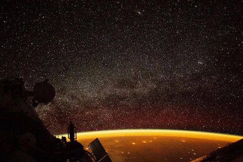 Vẻ đẹp ngoạn mục của hàng tỷ vì sao trong vũ trụ nhìn từ ISS