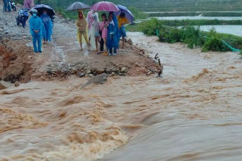 Mưa lớn khiến hàng loạt cầu ở miền núi Quảng Ngãi sụt lún, đứt gãy