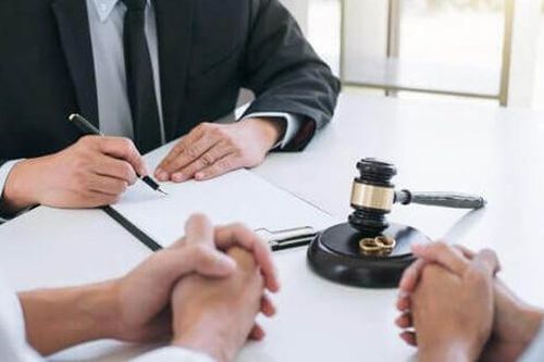 Con gái ngây thơ đưa cho mẹ tờ hóa đơn của bố, người phụ nữ đọc xong liền sụp đổ quyết định ly dị rồi kiện chồng ra tòa