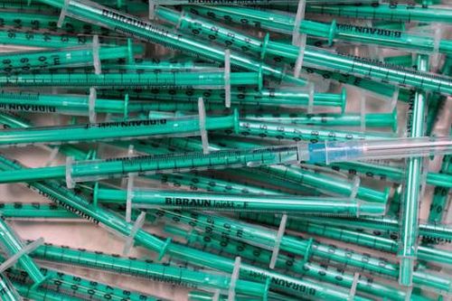 Thế giới đối mặt nguy cơ thiếu hụt 2 tỷ ống tiêm vaccine vào năm 2022