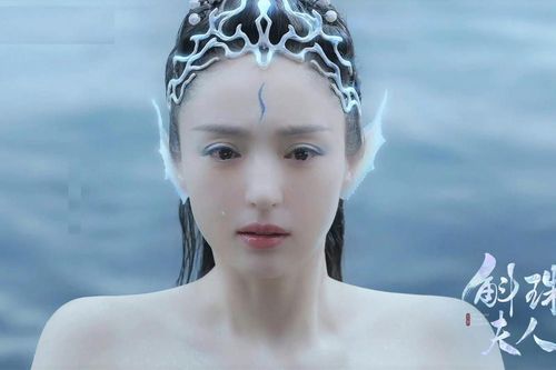 Đổng Tuyền dùng vải bó khắp người để đóng nàng tiên cá