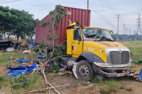 Chồng chết, vợ bị thương khi xe container tông vào quán nước