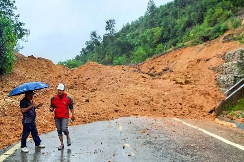 Sạt lở nghiêm trọng ở đèo nối Nha Trang - Đà Lạt
