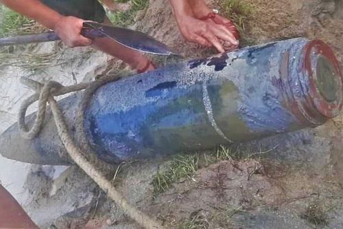 Quả bom nặng hơn 300 kg dưới ruộng