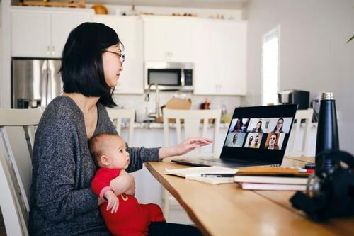 Phụ nữ gặp khó khi trở lại làm việc: 'Không ai muốn nhận tôi nữa'