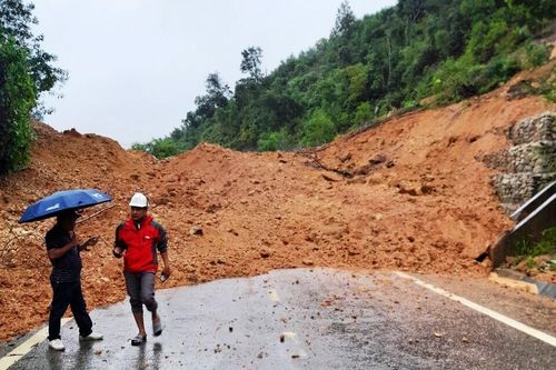 Khánh Hòa: Khẩn trương ứng phó với mưa lũ gây sạt lở, ngập lụt cục bộ