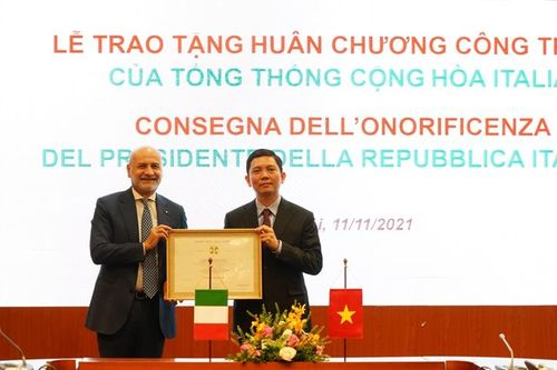 Chủ tịch Viện Hàn lâm khoa học xã hội Việt Nam nhận Huân chương Công trạng của Tổng thống Italia