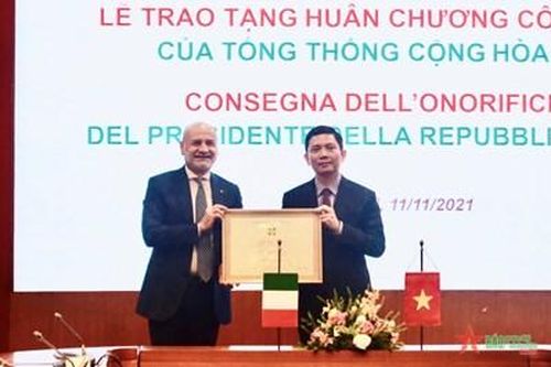 Trao Huân chương Công trạng của Tổng thống Italia tặng PGS, TS Bùi Nhật Quang
