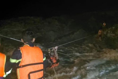 Thót tim giải cứu 3 người kẹt trên mỏm đá giữa dòng lũ dữ