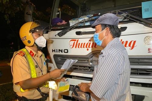 Giờ cấm mà vẫn đi, loạt tài xế xe ben bị phạt liền nói 'quên coi đồng hồ'