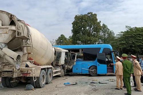 Thanh Hóa: Tránh người qua đường, xe ô tô khách bị xe bồn tông ngang thân