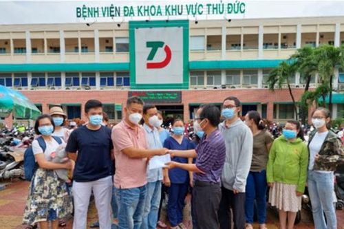 Thêm 100 nhân viên y tế TP. HCM lên đường hỗ trợ tỉnh Sóc Trăng chống dịch Covid-19