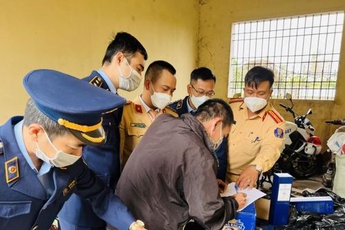 Thanh Hóa: Bắt giữ ô tô tải vận chuyển 432 chai rượu ngoại không rõ nguồn gốc