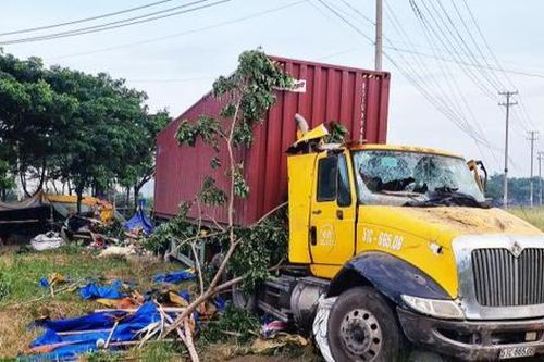 Xe đầu kéo tông quán nước ven đường, chồng tử vong, vợ bị thương nặng