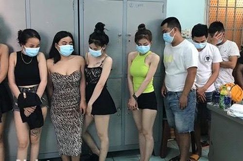 Bắt nhóm dân chơi bay lắc cùng dàn gái gọi