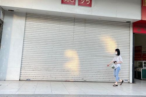 Chủ ép tăng tiền nhà, khách bực bỏ đi: Đôi bên cắn răng chịu thiệt trăm triệu