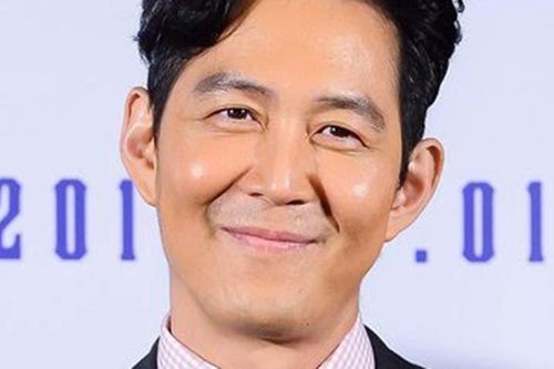 Khán giả phản ứng vì Lee Jung Jae 'Trò chơi con mực' bị MC hỏi kém duyên