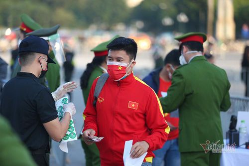An ninh kiểm tra từng người, nhiều CĐV không được vào sân Mỹ Đình